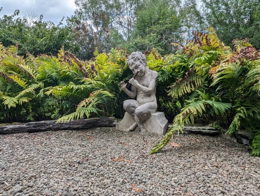Kiesweg aus Gestaltungselement im Garten mit Steinskulptur